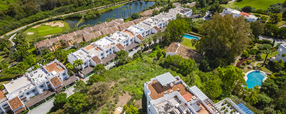 Impresionante parcela con vistas al mar, proyecto y parcela, en El Herrojo, La Quinta, Benahavís