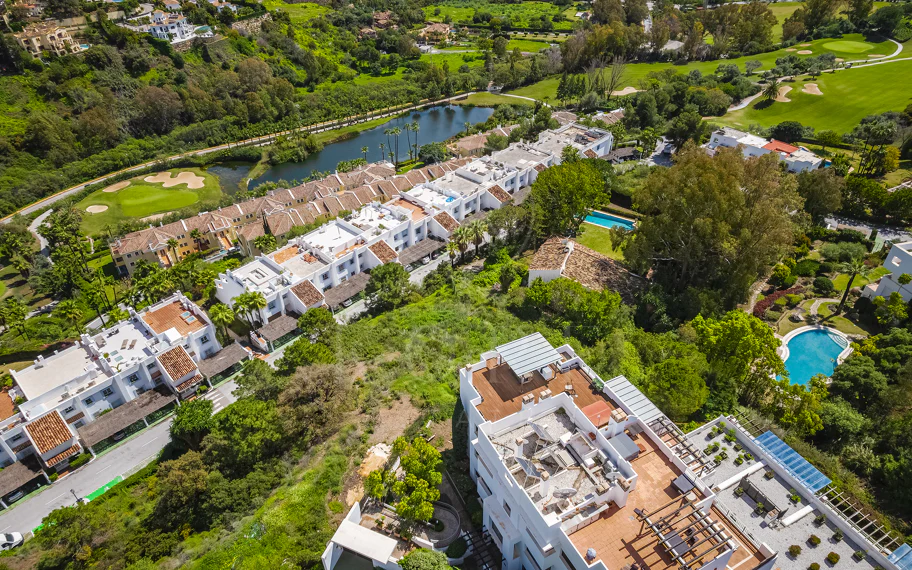 Impresionante parcela con vistas al mar, proyecto y parcela, en El Herrojo, La Quinta, Benahavís