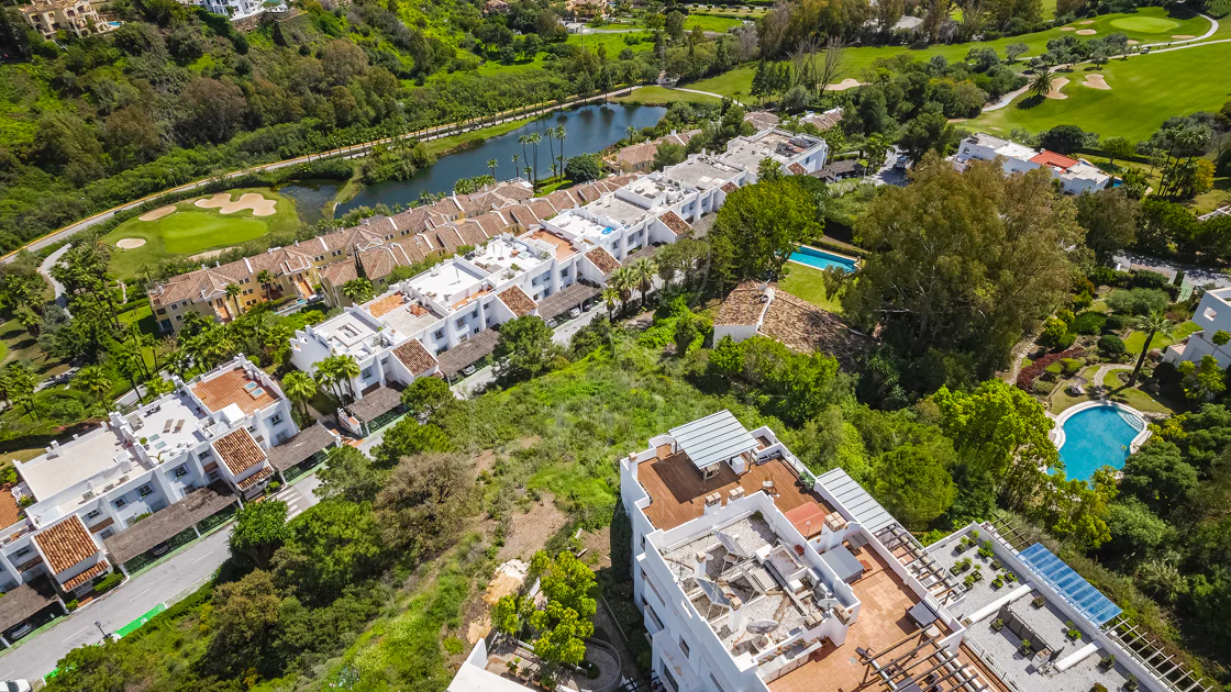 Impresionante parcela con vistas al mar, proyecto y parcela, en El Herrojo, La Quinta, Benahavís
