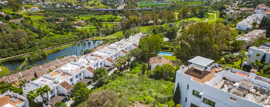 Impresionante parcela con vistas al mar, proyecto y parcela, en El Herrojo, La Quinta, Benahavís