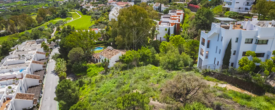 Impresionante parcela con vistas al mar, proyecto y parcela, en El Herrojo, La Quinta, Benahavís