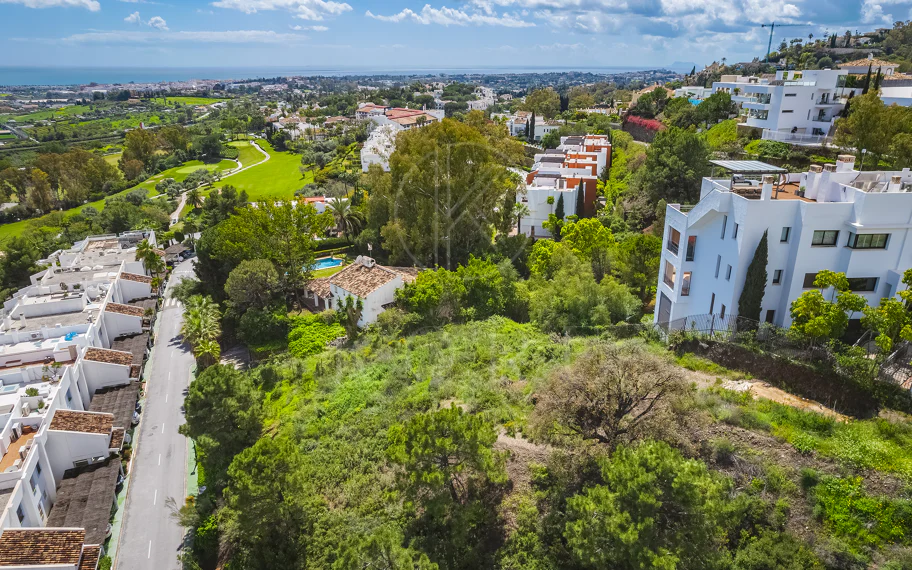 Impresionante parcela con vistas al mar, proyecto y parcela, en El Herrojo, La Quinta, Benahavís