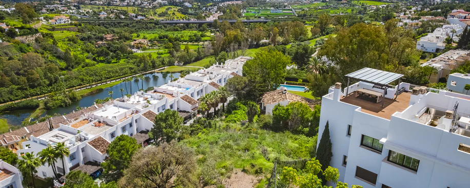 Impresionante parcela con vistas al mar, proyecto y parcela, en El Herrojo, La Quinta, Benahavís