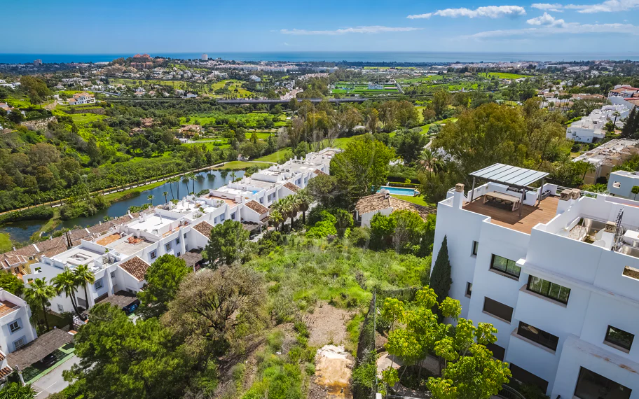 Impresionante parcela con vistas al mar, proyecto y parcela, en El Herrojo, La Quinta, Benahavís