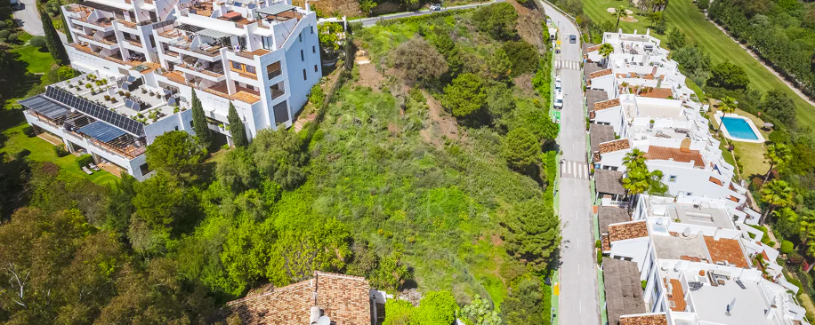 Impresionante parcela con vistas al mar, proyecto y parcela, en El Herrojo, La Quinta, Benahavís