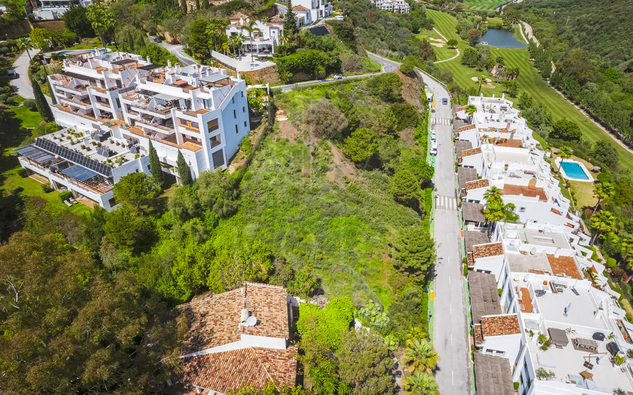 Impresionante parcela con vistas al mar, proyecto y parcela, en El Herrojo, La Quinta, Benahavís