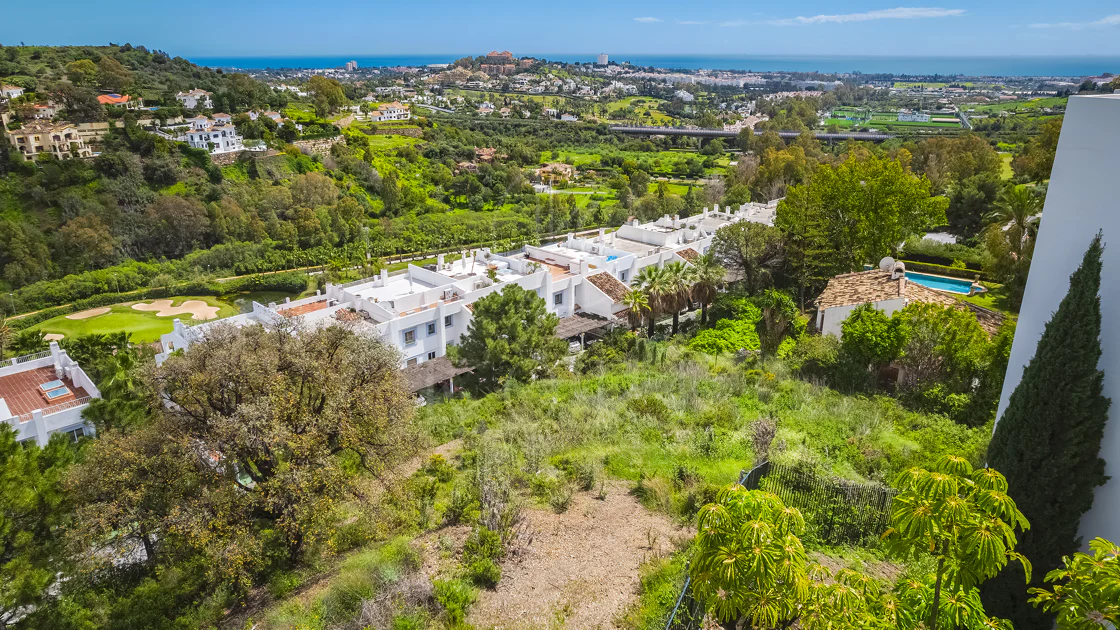 Impresionante parcela con vistas al mar, proyecto y parcela, en El Herrojo, La Quinta, Benahavís