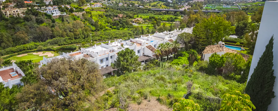 Impresionante parcela con vistas al mar, proyecto y parcela, en El Herrojo, La Quinta, Benahavís