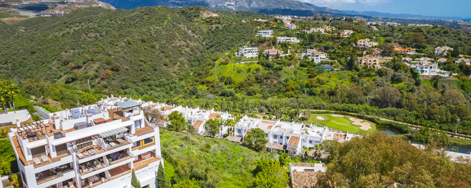 Impresionante parcela con vistas al mar, proyecto y parcela, en El Herrojo, La Quinta, Benahavís