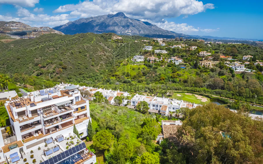 Impresionante parcela con vistas al mar, proyecto y parcela, en El Herrojo, La Quinta, Benahavís