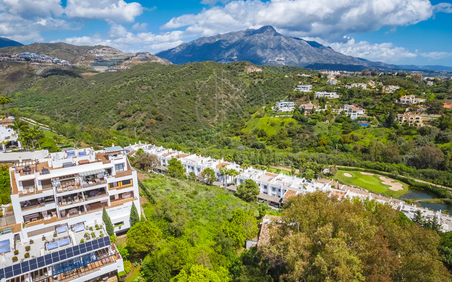 Impresionante parcela con vistas al mar, proyecto y parcela, en El Herrojo, La Quinta, Benahavís
