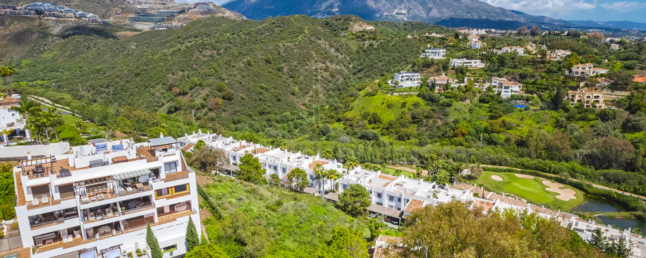 Impresionante parcela con vistas al mar, proyecto y parcela, en El Herrojo, La Quinta, Benahavís