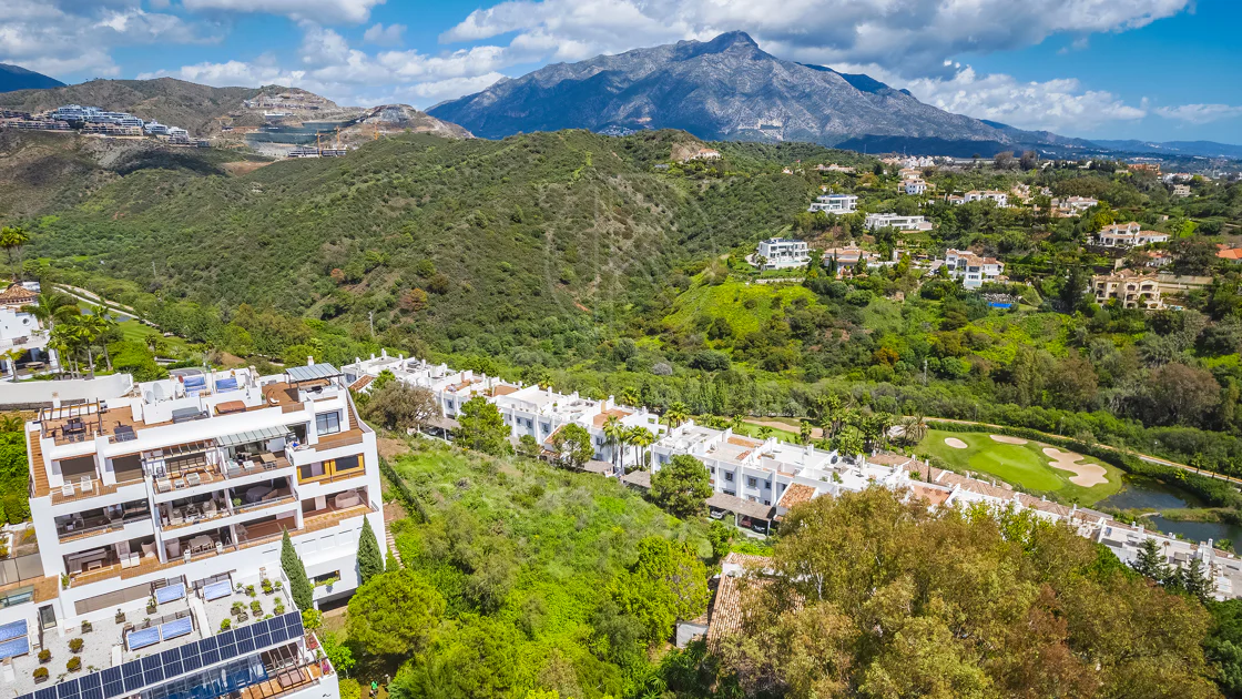 Impresionante parcela con vistas al mar, proyecto y parcela, en El Herrojo, La Quinta, Benahavís