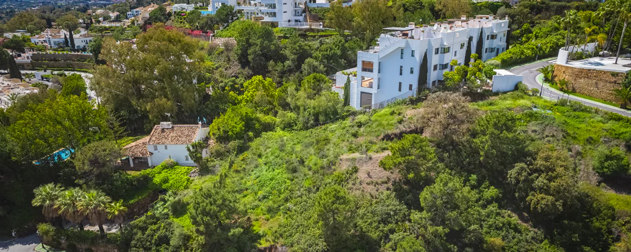 Impresionante parcela con vistas al mar, proyecto y parcela, en El Herrojo, La Quinta, Benahavís