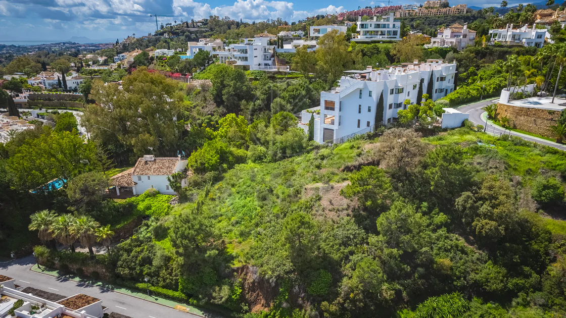 Impresionante parcela con vistas al mar, proyecto y parcela, en El Herrojo, La Quinta, Benahavís