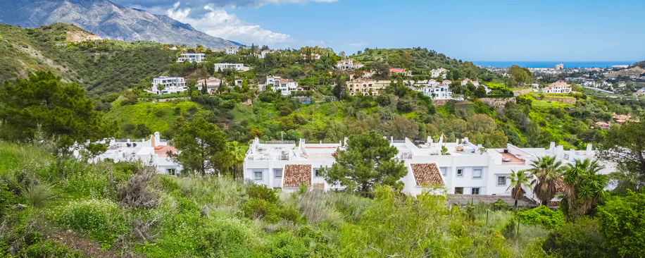 Impresionante parcela con vistas al mar, proyecto y parcela, en El Herrojo, La Quinta, Benahavís