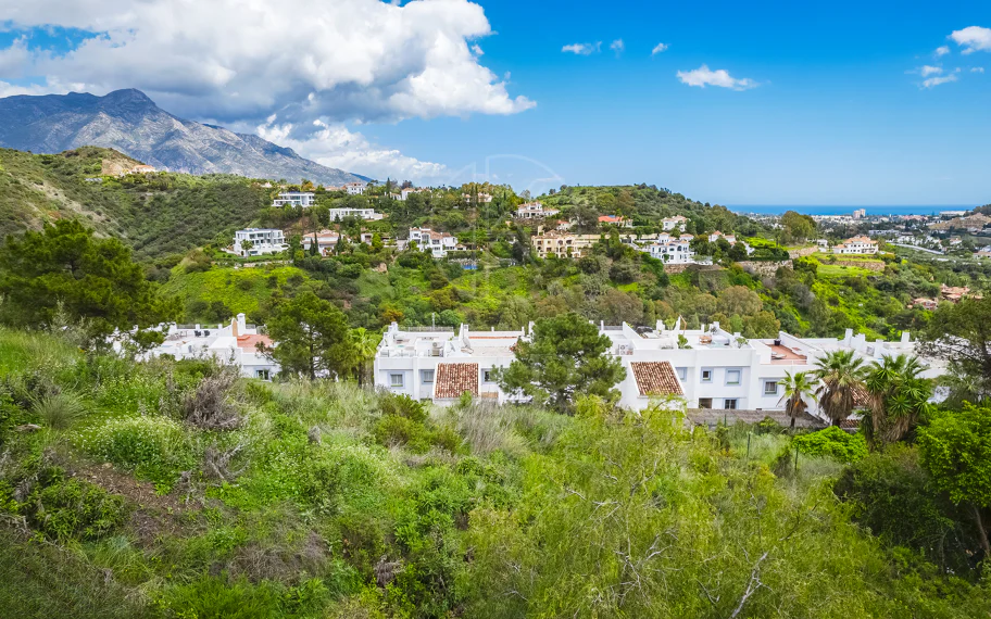 Impresionante parcela con vistas al mar, proyecto y parcela, en El Herrojo, La Quinta, Benahavís