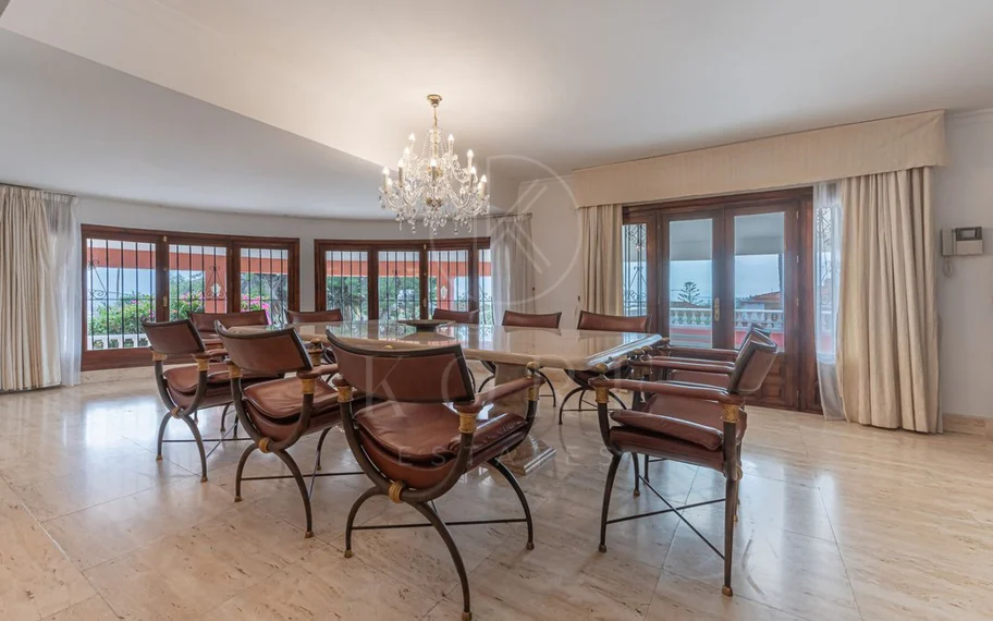 Villa en venta en Estepona