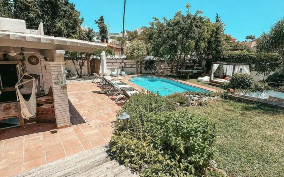 Villa en venta en Nueva Andalucia, Marbella