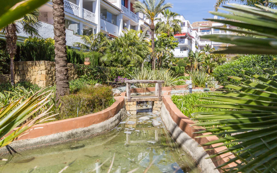 Excelente, totalmente renovado, apartamento de tres dormitorios en primera planta en Milla de Oro de Marbella