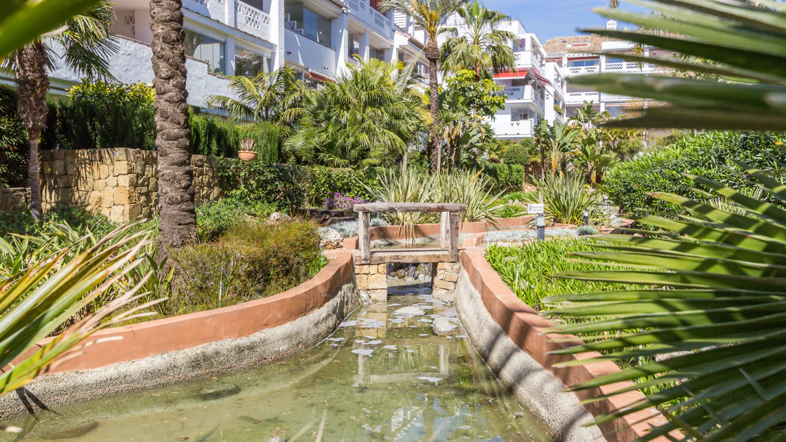 Excelente, totalmente renovado, apartamento de tres dormitorios en primera planta en Milla de Oro de Marbella