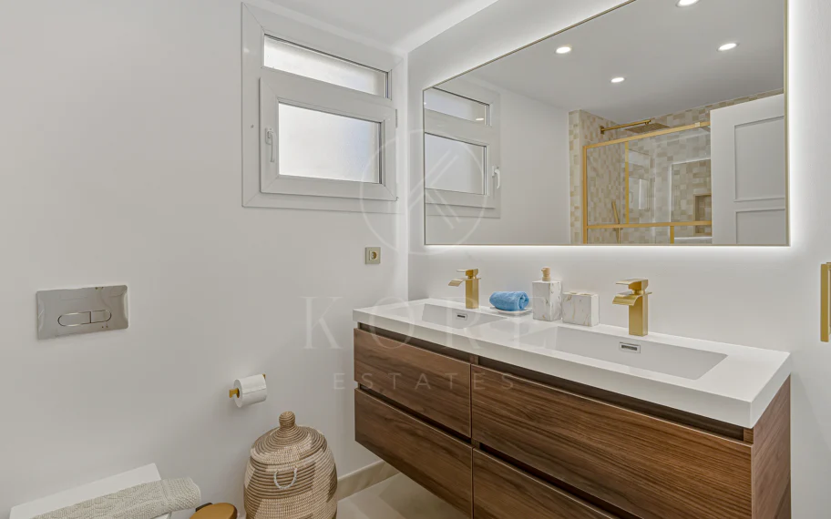 Excelente, totalmente renovado, apartamento de tres dormitorios en primera planta en Milla de Oro de Marbella