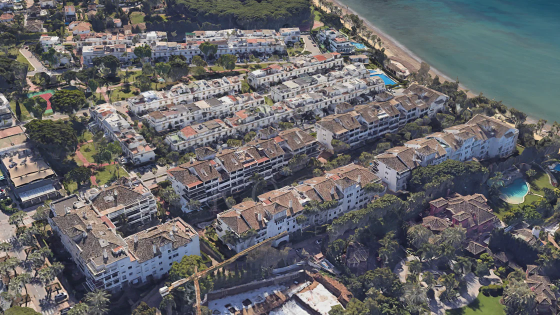 Excelente, totalmente renovado, apartamento de tres dormitorios en primera planta en Milla de Oro de Marbella