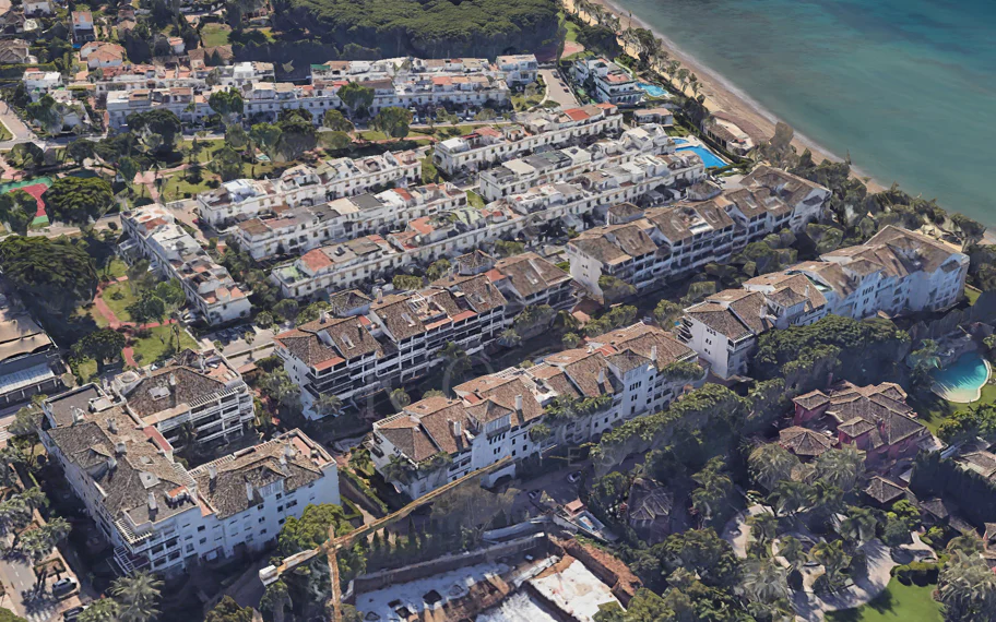 Excelente, totalmente renovado, apartamento de tres dormitorios en primera planta en Milla de Oro de Marbella