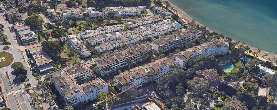 Excelente, totalmente renovado, apartamento de tres dormitorios en primera planta en Milla de Oro de Marbella