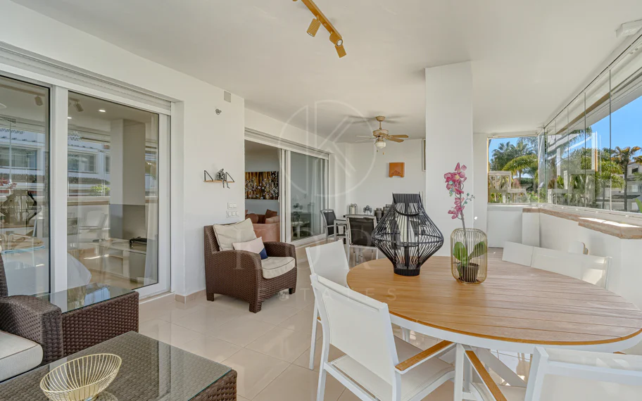 Excelente, totalmente renovado, apartamento de tres dormitorios en primera planta en Milla de Oro de Marbella