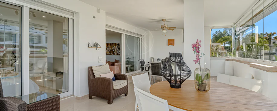 Excelente, totalmente renovado, apartamento de tres dormitorios en primera planta en Milla de Oro de Marbella