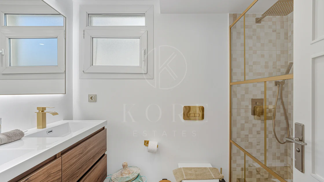 Excelente, totalmente renovado, apartamento de tres dormitorios en primera planta en Milla de Oro de Marbella