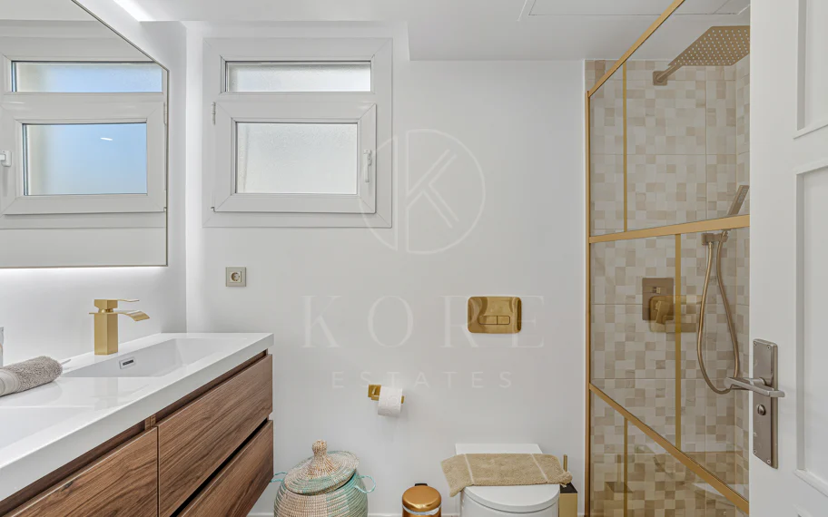 Excelente, totalmente renovado, apartamento de tres dormitorios en primera planta en Milla de Oro de Marbella