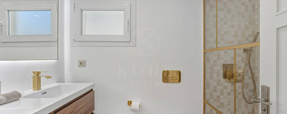Excelente, totalmente renovado, apartamento de tres dormitorios en primera planta en Milla de Oro de Marbella
