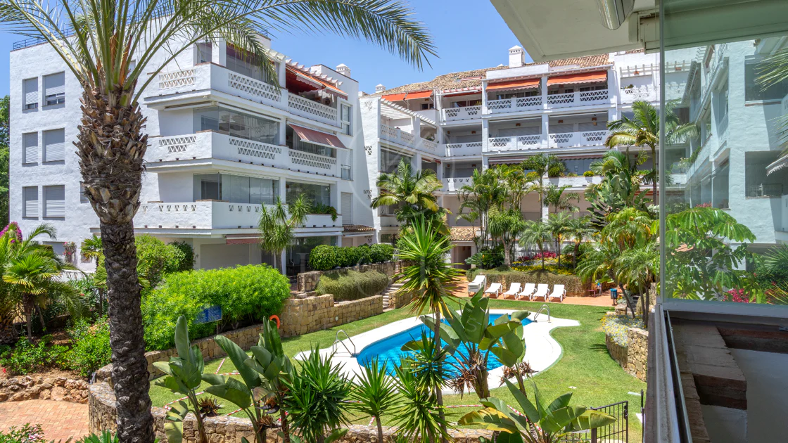 Excelente, totalmente renovado, apartamento de tres dormitorios en primera planta en Milla de Oro de Marbella