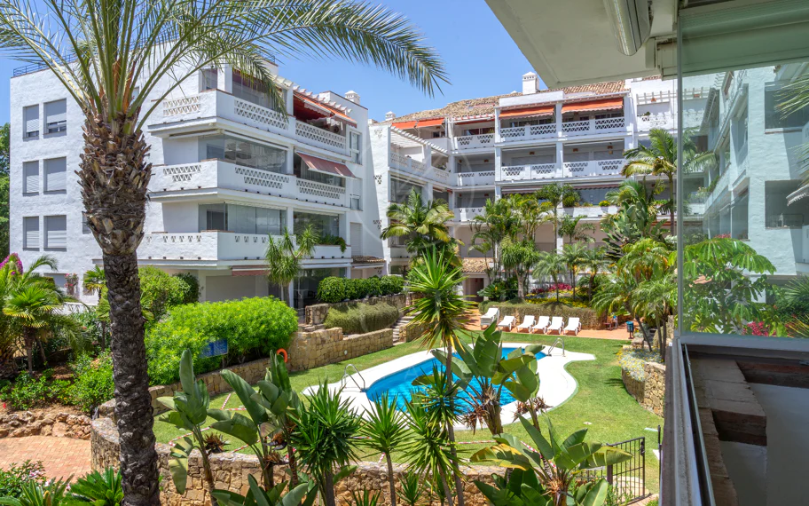 Excelente, totalmente renovado, apartamento de tres dormitorios en primera planta en Milla de Oro de Marbella