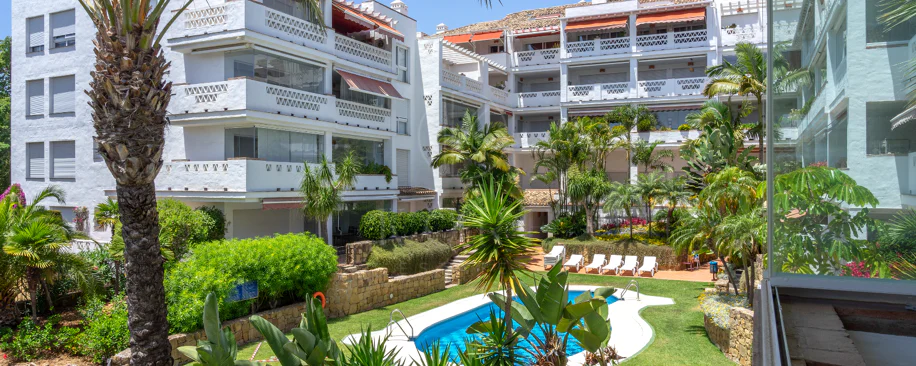 Excelente, totalmente renovado, apartamento de tres dormitorios en primera planta en Milla de Oro de Marbella