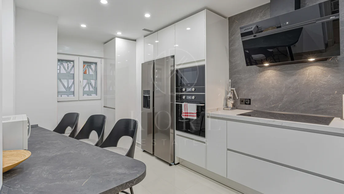 Excelente, totalmente renovado, apartamento de tres dormitorios en primera planta en Milla de Oro de Marbella