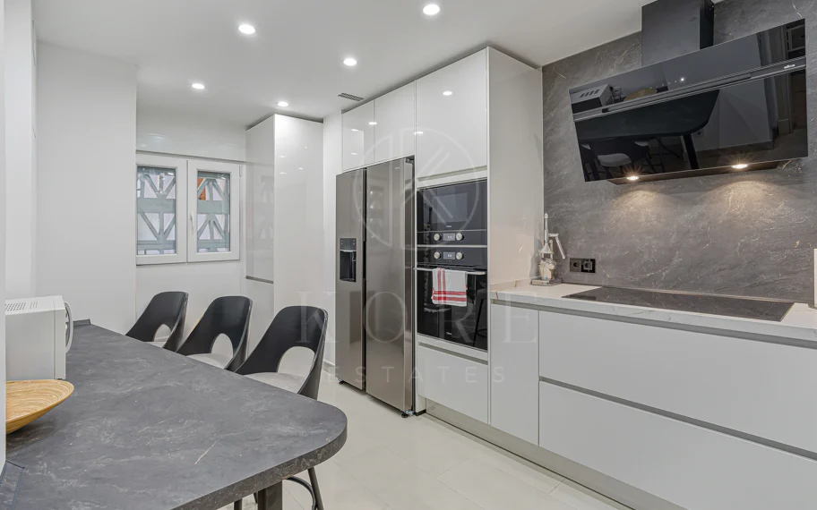 Excelente, totalmente renovado, apartamento de tres dormitorios en primera planta en Milla de Oro de Marbella
