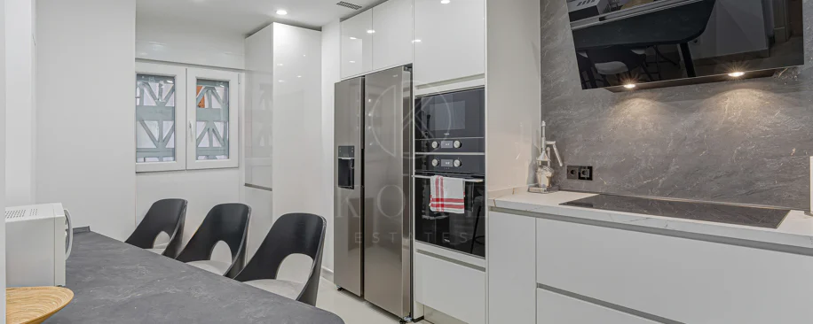 Excelente, totalmente renovado, apartamento de tres dormitorios en primera planta en Milla de Oro de Marbella