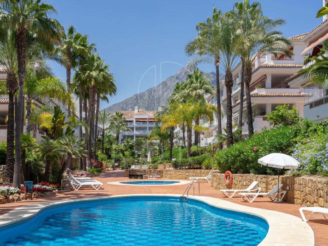 Excelente, totalmente renovado, apartamento de tres dormitorios en primera planta en Milla de Oro de Marbella