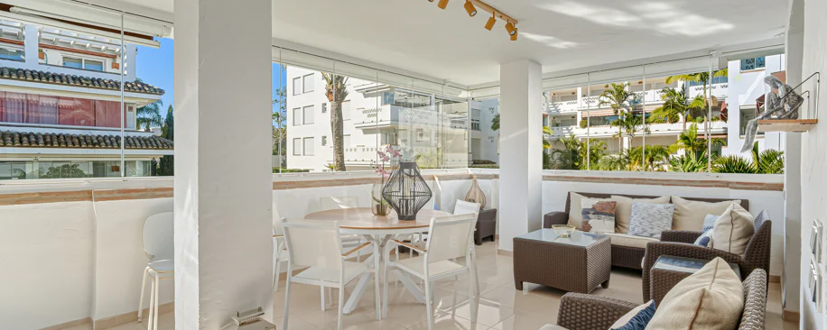 Excelente, totalmente renovado, apartamento de tres dormitorios en primera planta en Milla de Oro de Marbella