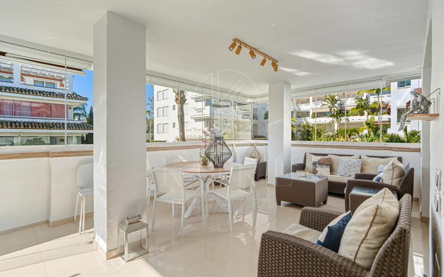 Excelente, totalmente renovado, apartamento de tres dormitorios en primera planta en Milla de Oro de Marbella