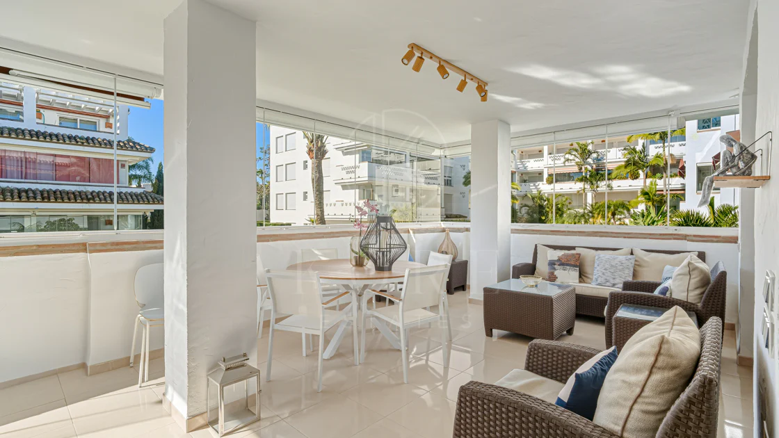 Excelente, totalmente renovado, apartamento de tres dormitorios en primera planta en Milla de Oro de Marbella