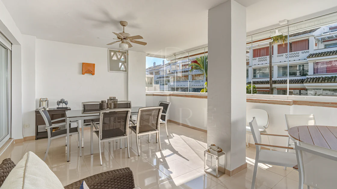 Excelente, totalmente renovado, apartamento de tres dormitorios en primera planta en Milla de Oro de Marbella