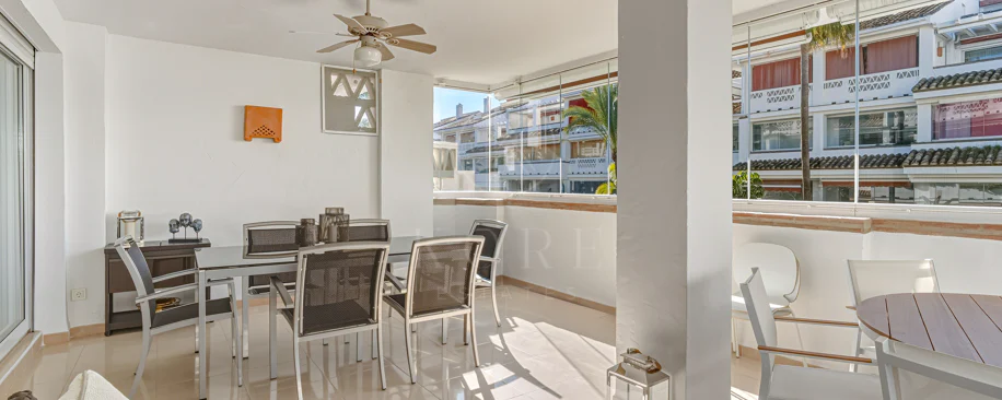 Excelente, totalmente renovado, apartamento de tres dormitorios en primera planta en Milla de Oro de Marbella
