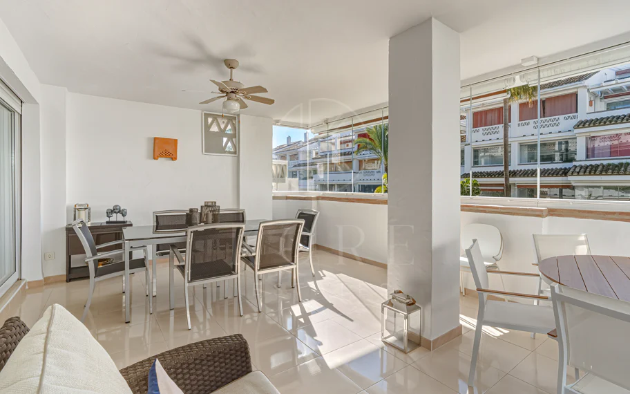 Excelente, totalmente renovado, apartamento de tres dormitorios en primera planta en Milla de Oro de Marbella