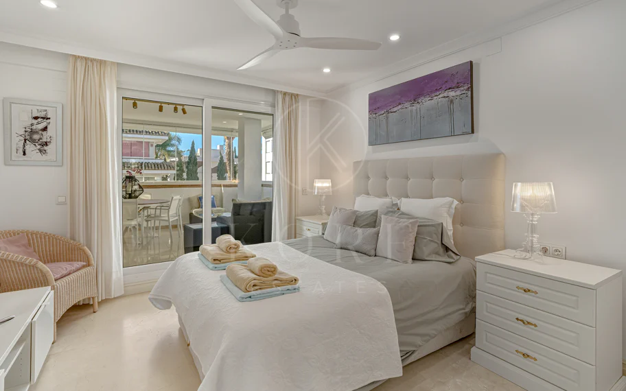 Excelente, totalmente renovado, apartamento de tres dormitorios en primera planta en Milla de Oro de Marbella