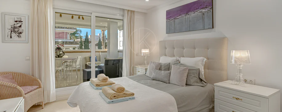 Excelente, totalmente renovado, apartamento de tres dormitorios en primera planta en Milla de Oro de Marbella