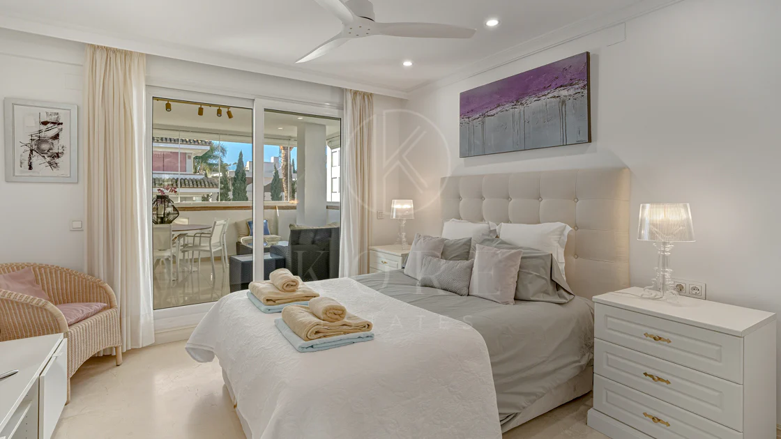 Excelente, totalmente renovado, apartamento de tres dormitorios en primera planta en Milla de Oro de Marbella